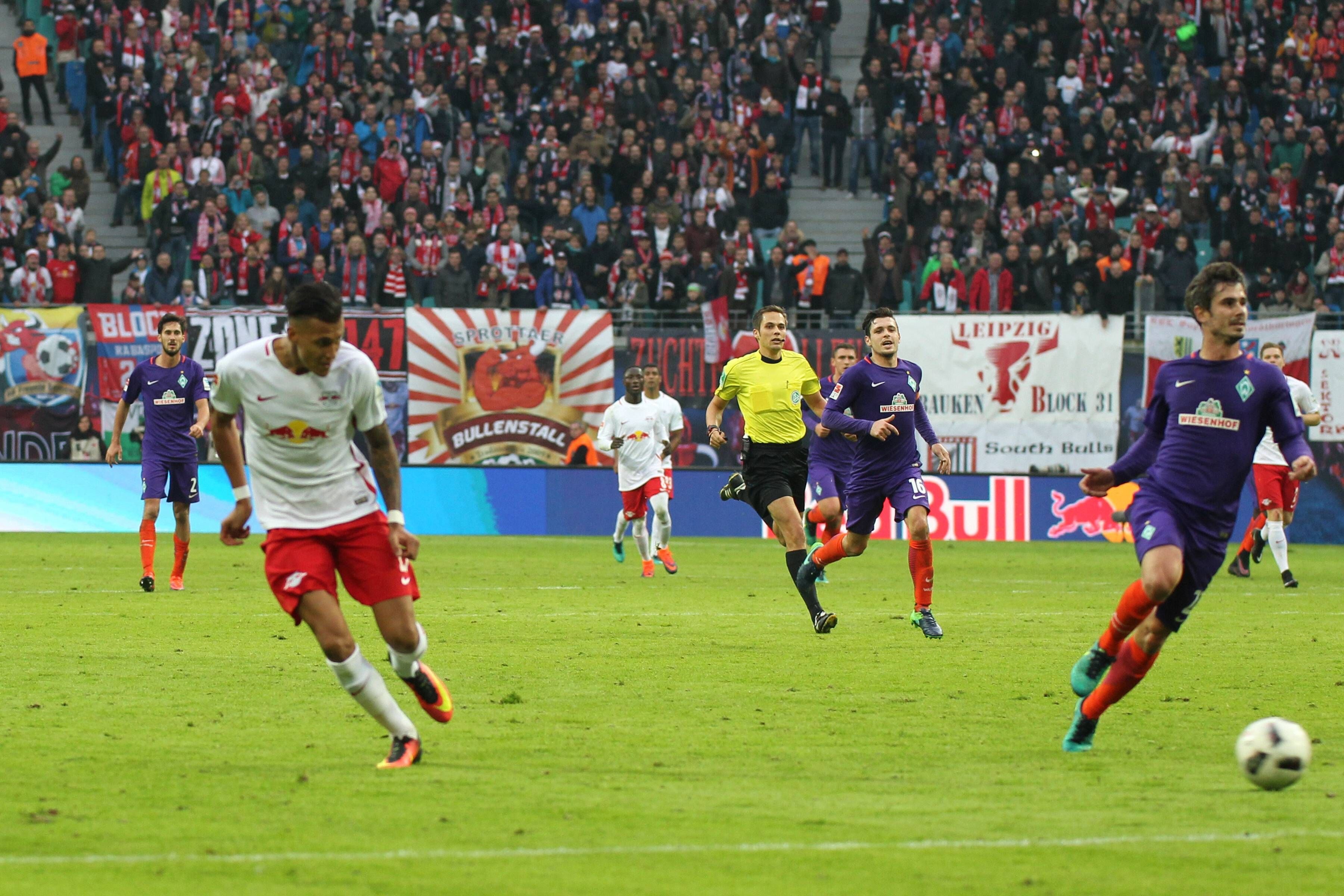Drin! Davie Selke trifft ins leere Werder-Tor zum 3:1.