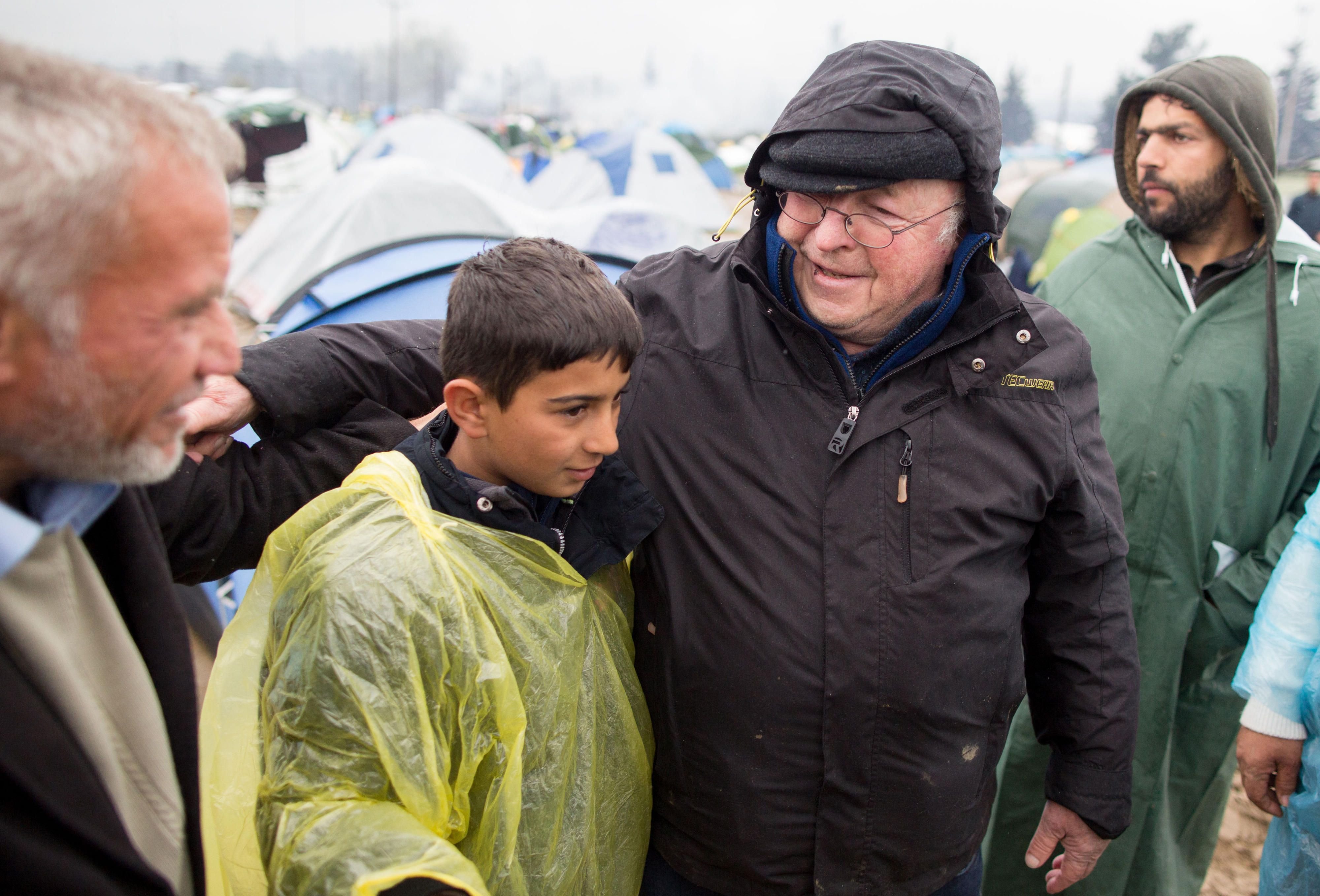 Norbert Blüm mit einem Flüchtlingsjungen