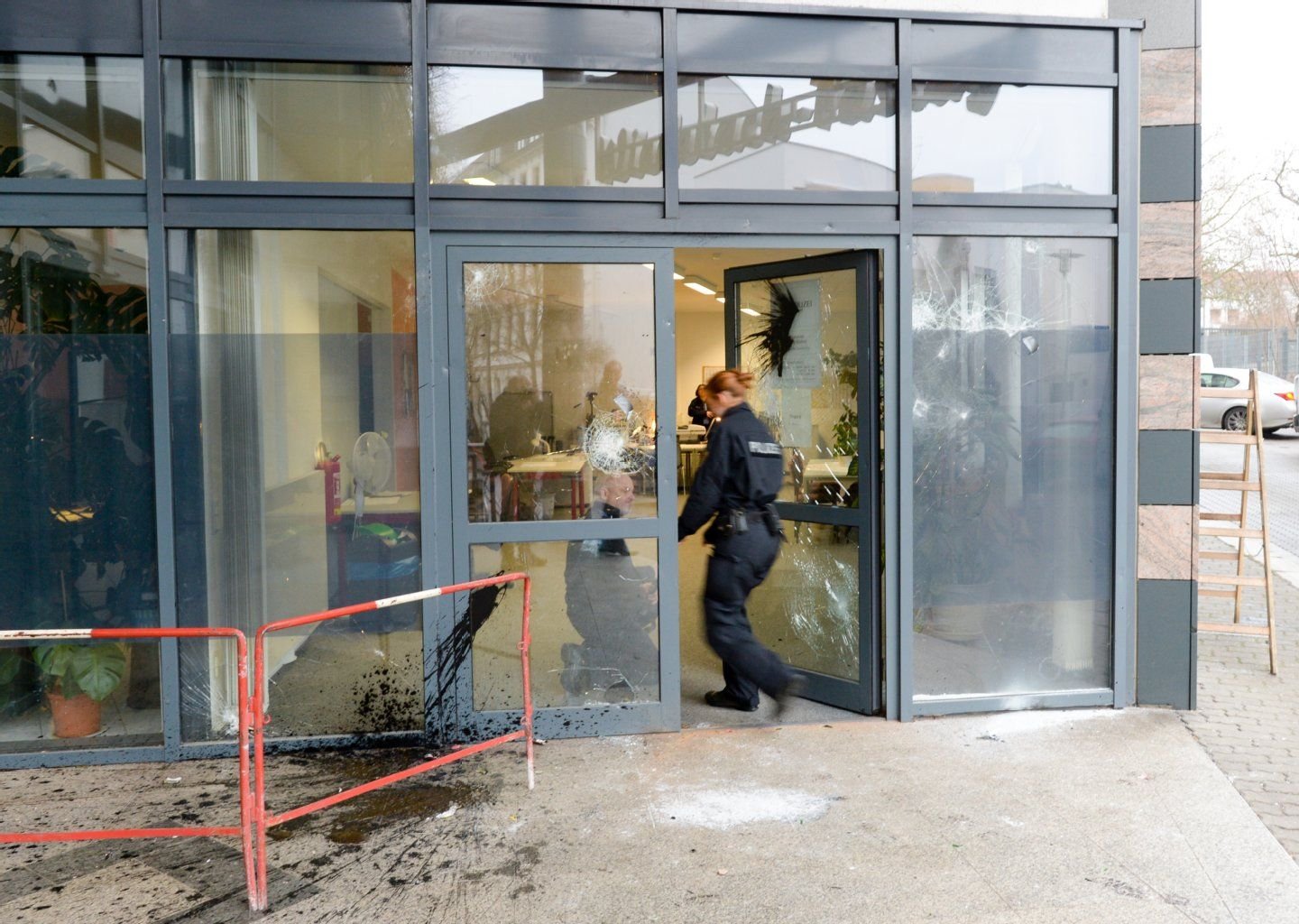 Rund 50 Maskierte hatten bereits Anfang Januar einen Polizeiposten in Connewitz unter anderem mit Pflastersteinen und Farbbeuteln angriffen.