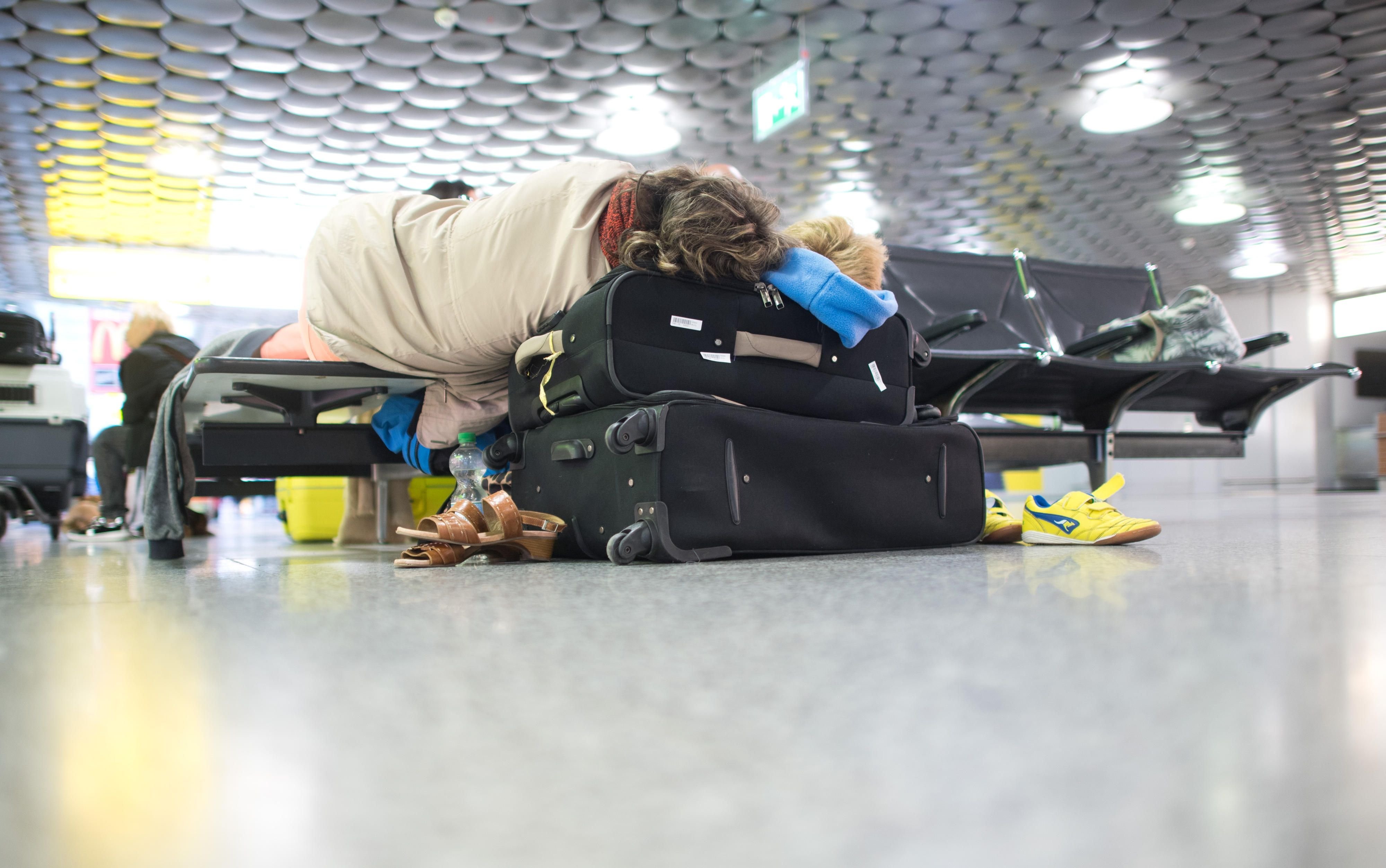 Erschöpfte Urlauber mussten nach der Tuifly-Absage am Flughafen ausharren.