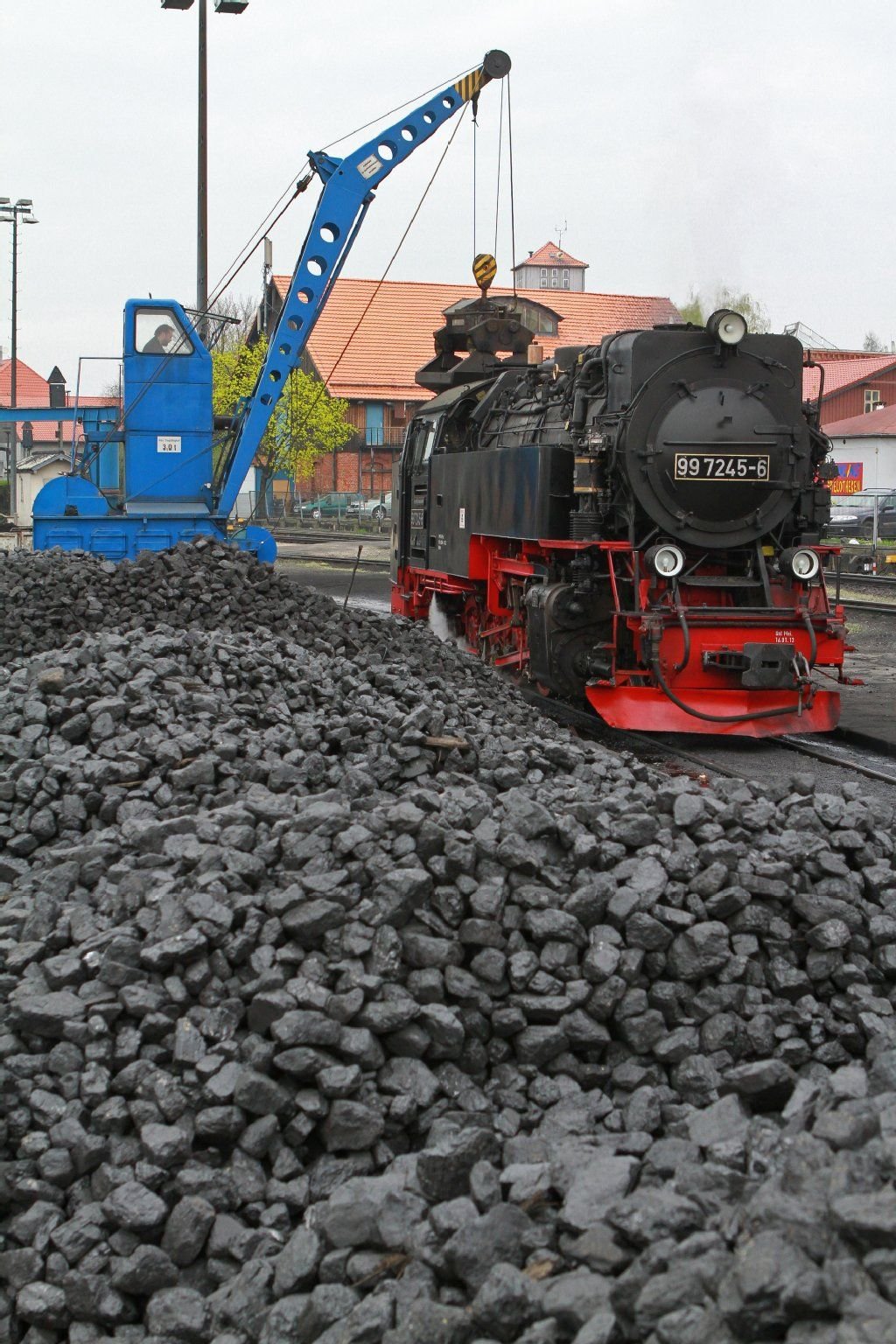 Eine Dampflok der Harzer Schmalspurbahn wird am 26.04.2013 auf dem Bahnhof in Wernigerode mit Kohle beladen.