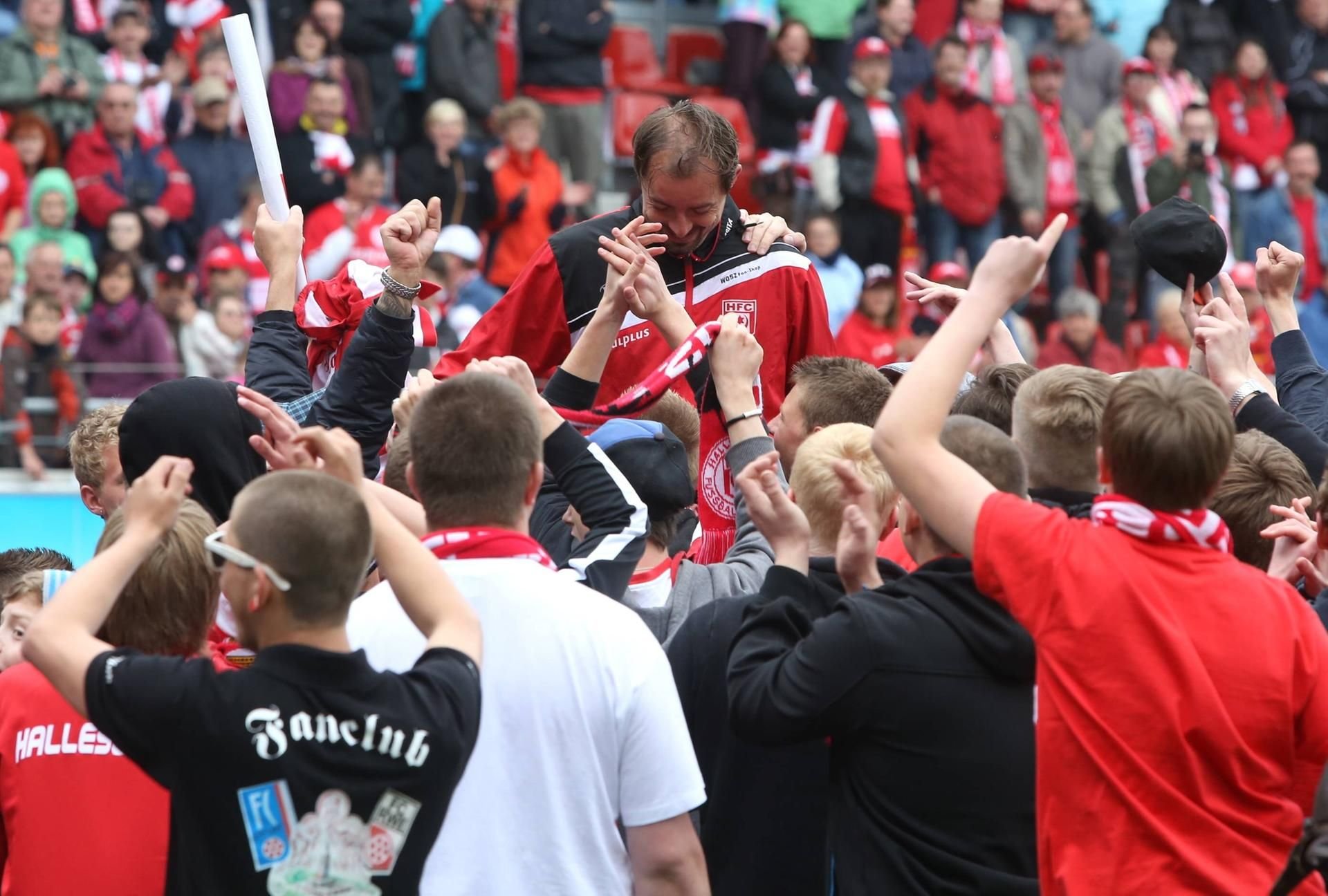 Mai 2013: Nach seinem letzten Spiel für den HFC wird Darko Horvat auf dem Rasen von Fans gefeiert.