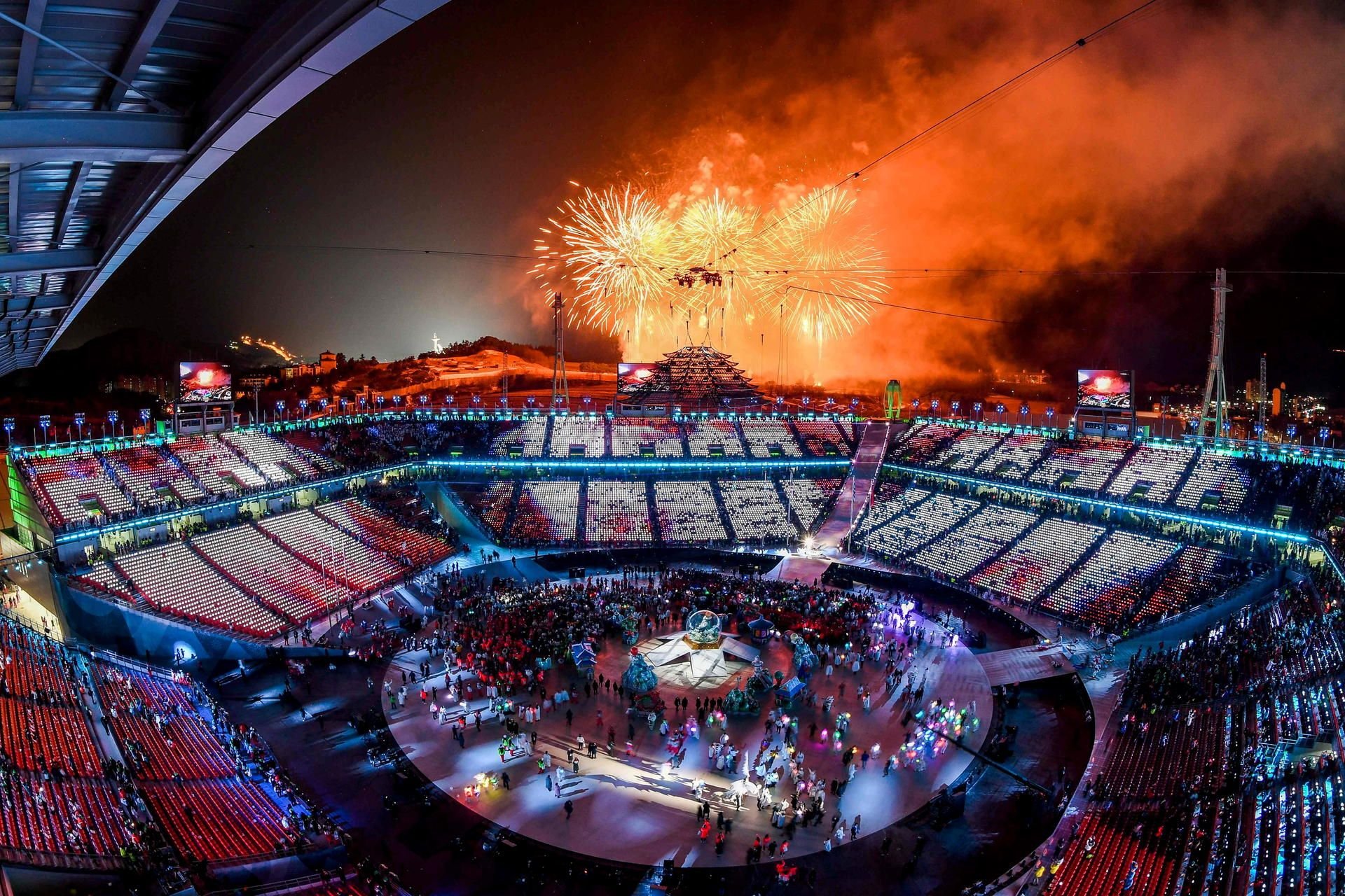 Die olympische Flamme ist erloschen, Feuerwerk über dem provisorischen Stadion wird zum Abschluss der Spiele abgefeuert.