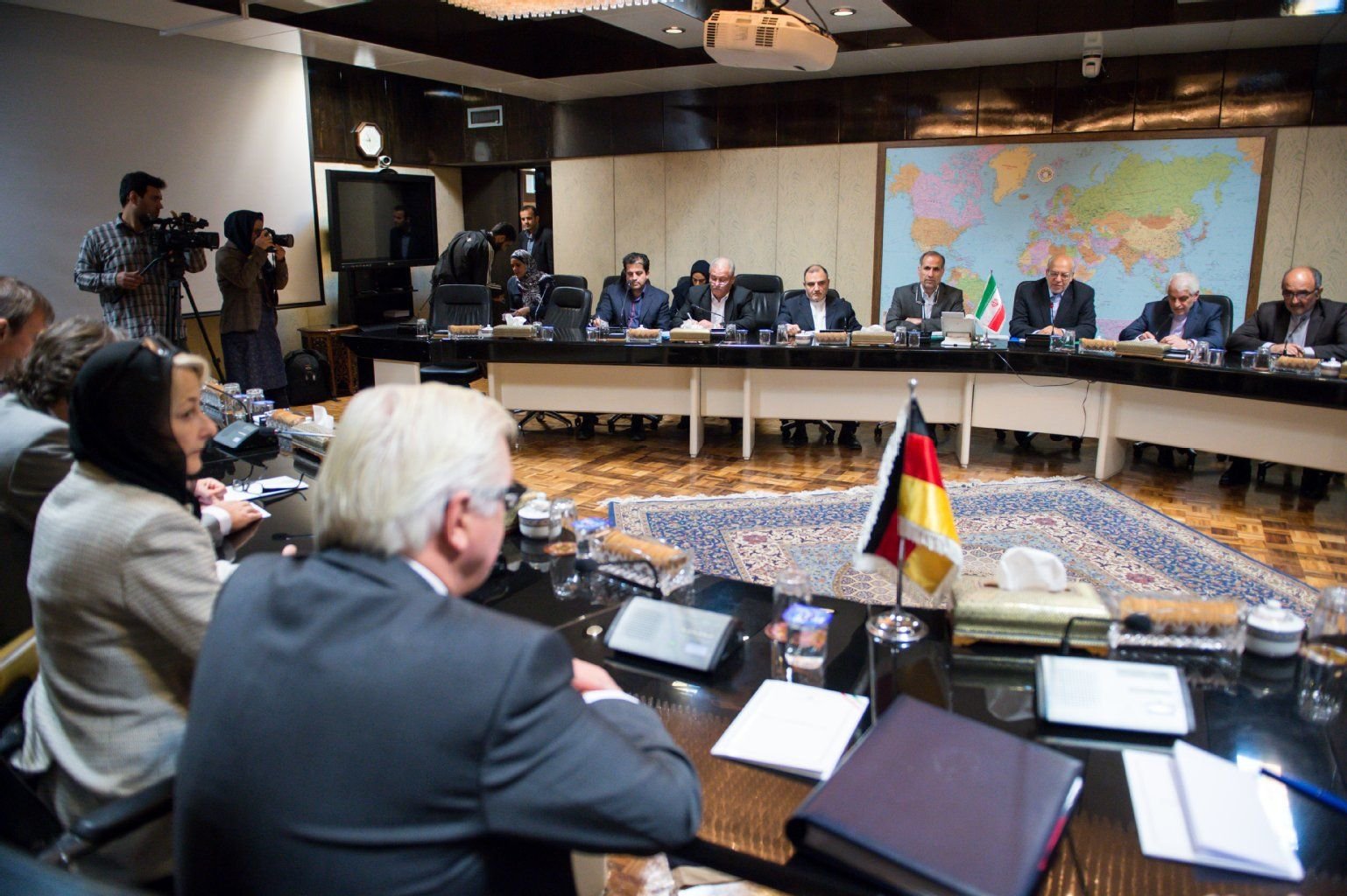 Steinmeier (vorne) und Mohammad Reza Nematzadeh (M), iranischer Minister für Industrie und Handel, trafen sich am Sonntag in Teheran.
