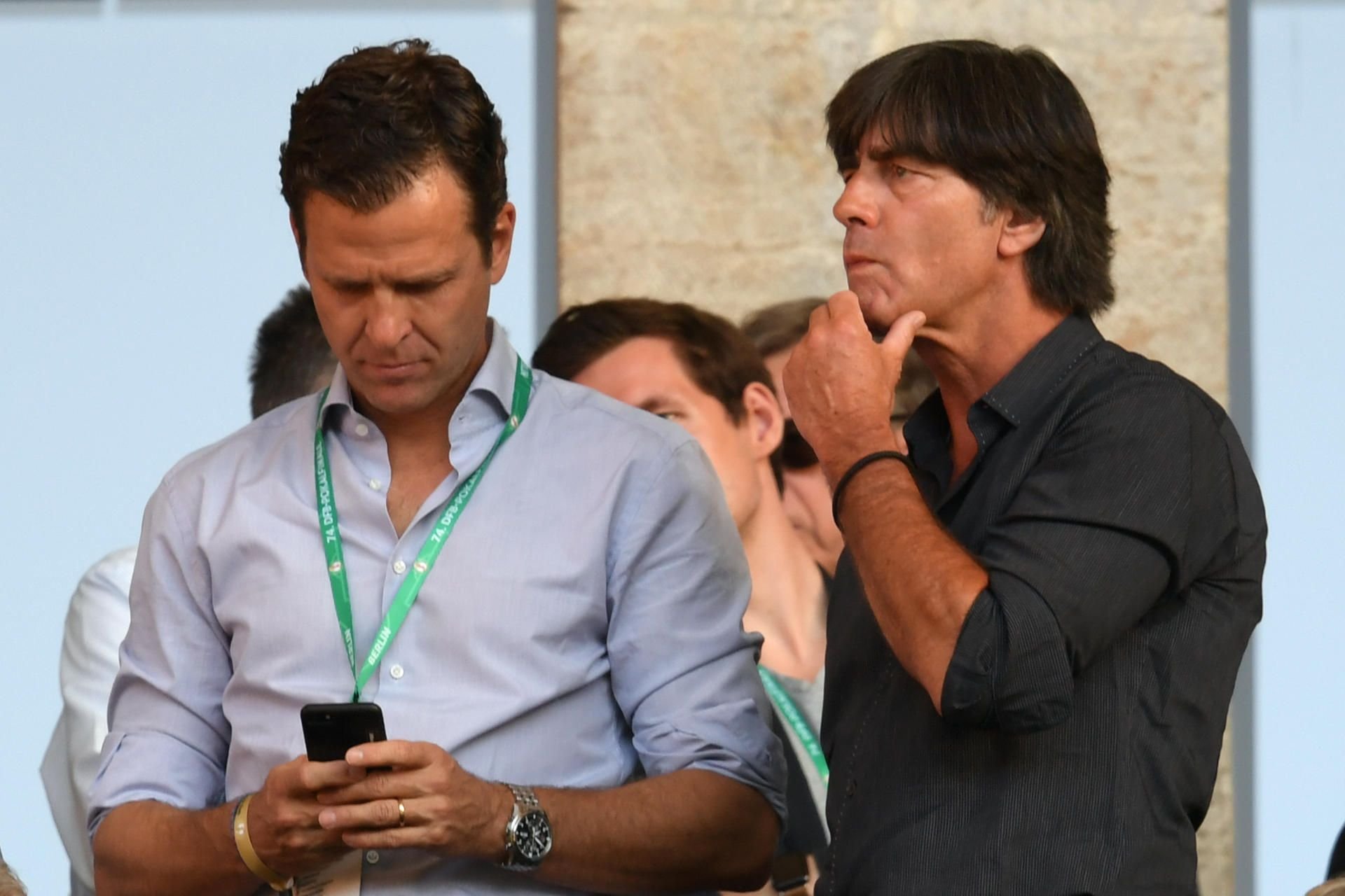 Bundestrainer Joachim Löw (r.) und der Manager der deutschen Fußballnationalmannschaft, Oliver Bierhoff.