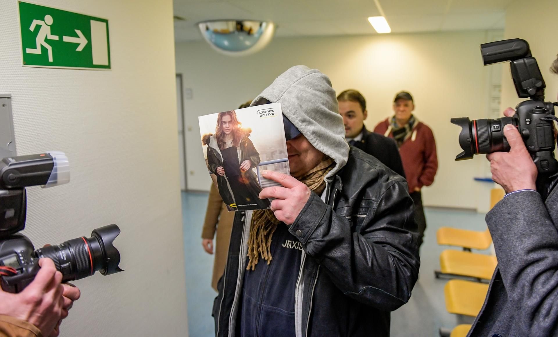 Begleitet von Kameras betrat der Angeklagte am Donnerstag das Gericht.