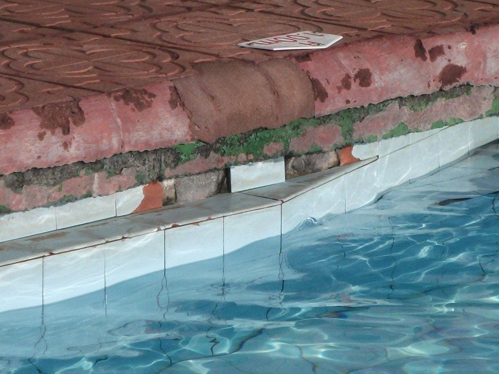 Ein renovierungsbedürftiger Pool kann Grund für eine Beschwerde sein.