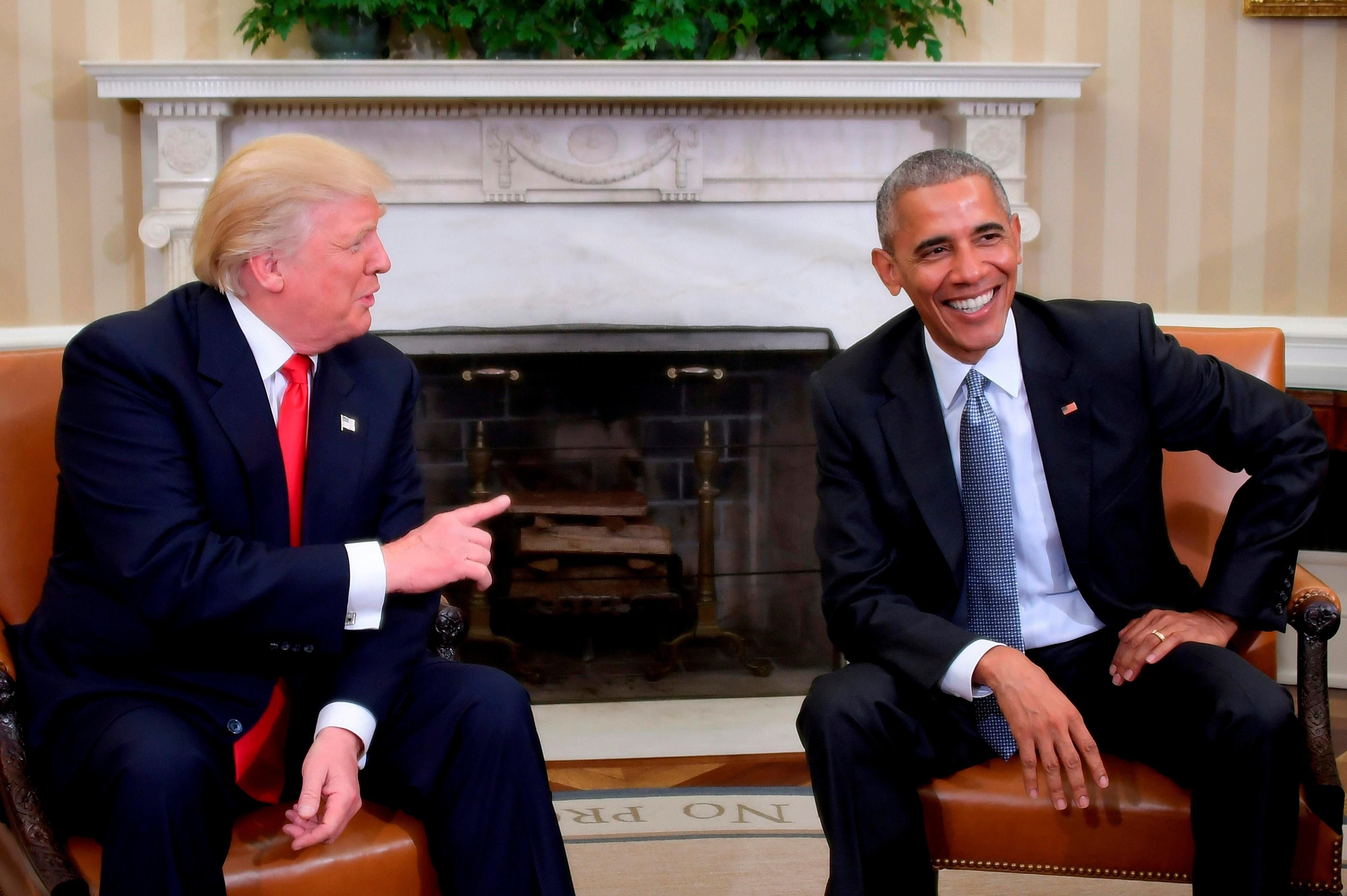 Donald Trump (l.) und Barack Obama im Oval Office im Weißen Haus.