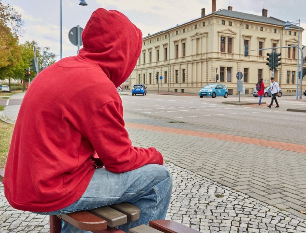 Robert Kramer sitzt vor der Obdachlosenunterkunft an der Auguststraße in Bernburg.