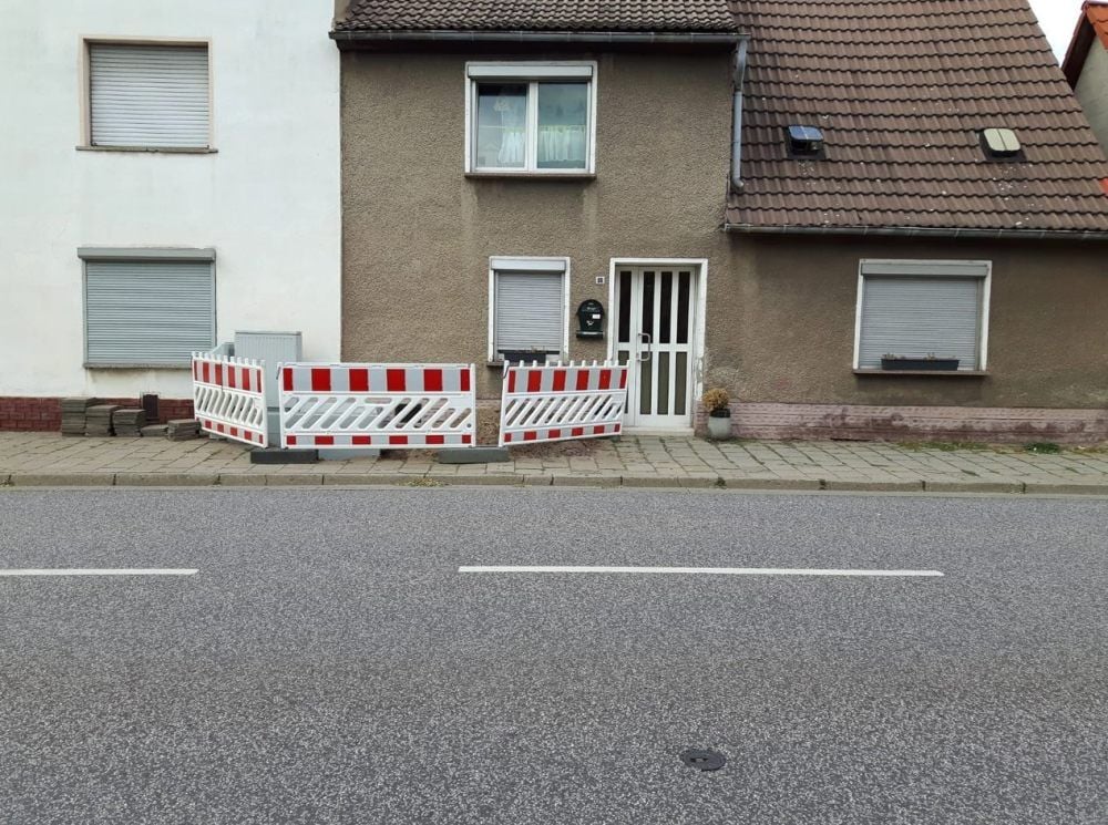 An dieser Stelle der Dr.-Wilhelm-Külz-Straße in Könnern, der Ortsdurchfahrt der Landesstraße 85, hatte der Sattelzug am Montag angehalten.