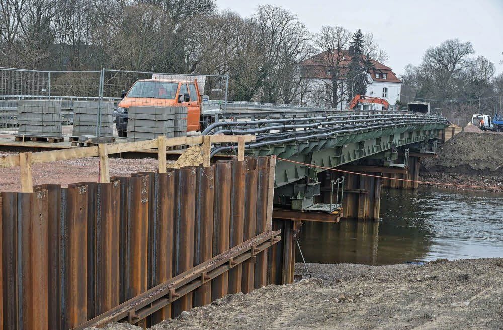 Die Montage der Behelfsbrücke über die Mulde an der Stadteinfahrt Ost ist abgeschlossen.