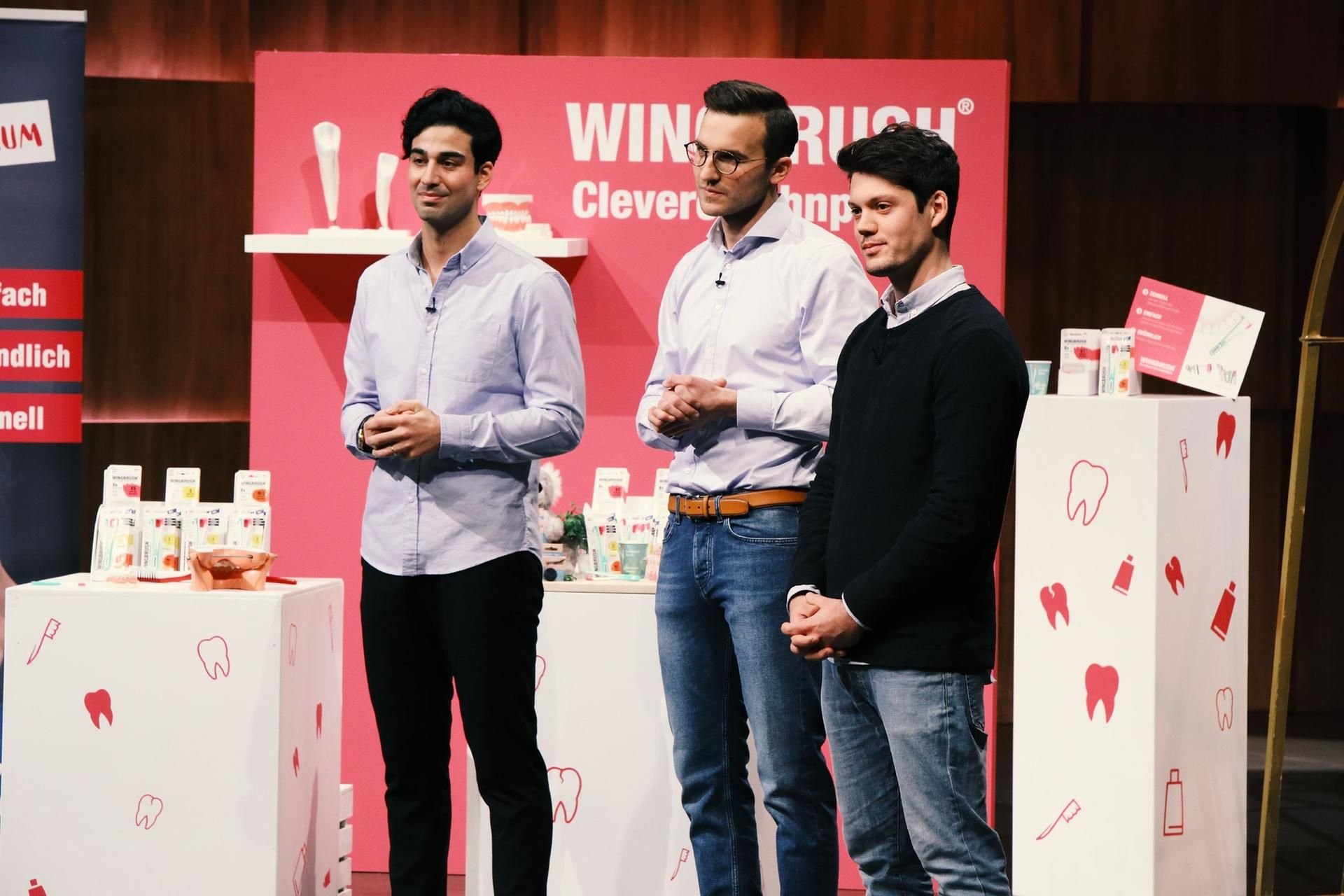Das Kölner Trio präsentiert mit „Wingbrush“ Zahnseide und eine Interdentalbürste bei „Die Höhle der Löwen“.