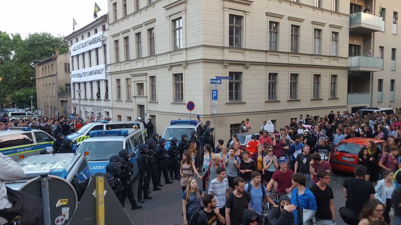 Demonstration im Juli 2017: Die Polizei in Halle hat vor dem Haus der Identitären Bewegung die beiden Lager getrennt.