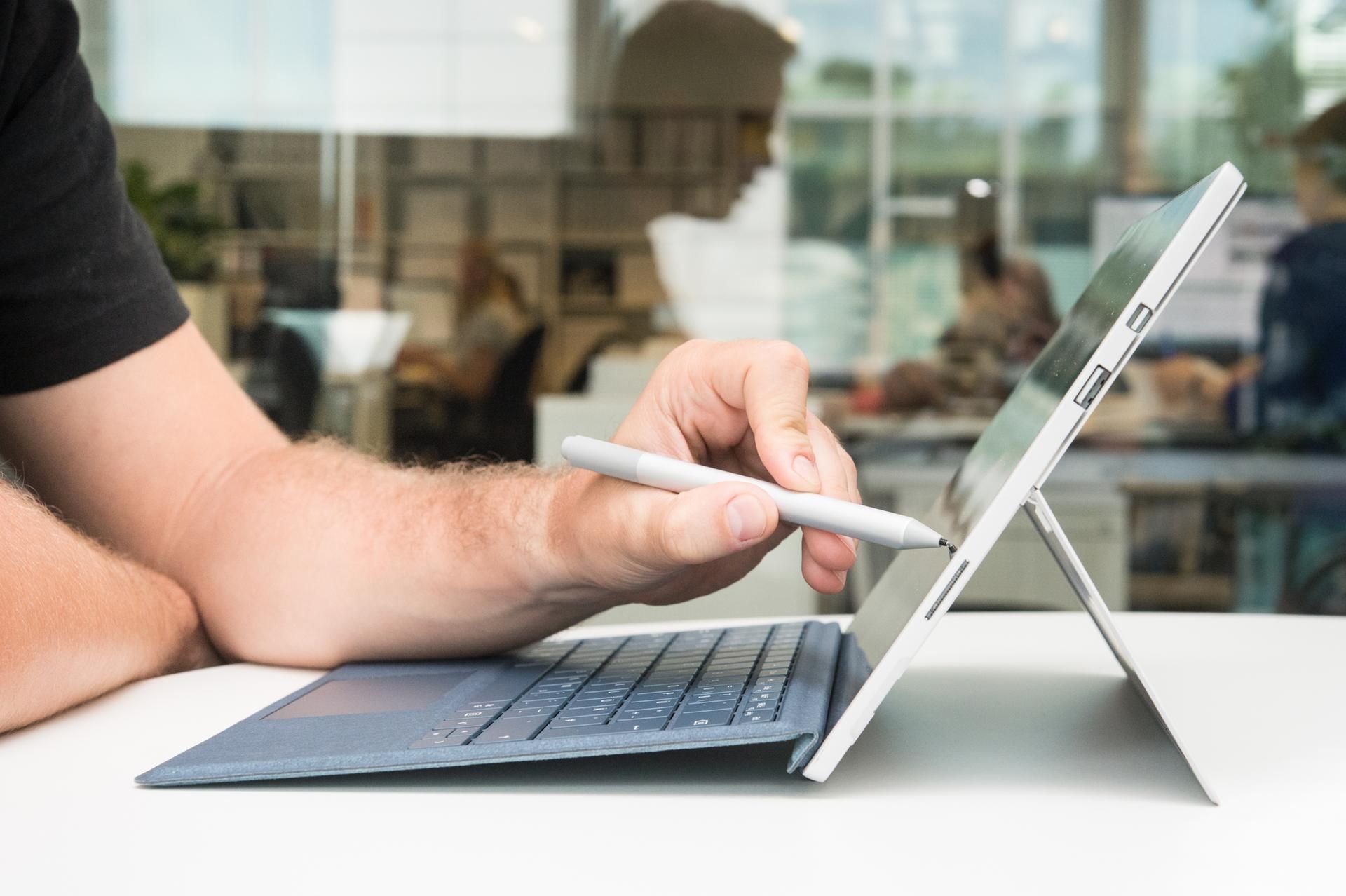 Das Microsoft Surface Pro (Bild) schneidet im Test ähnlich gut ab wie das iPad Pro von Apple, das beste getestete Tablet mit Tastatur.