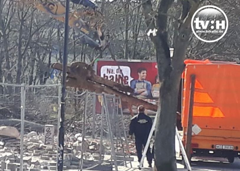 Kampfmittelbeseitigungsdienst holt in Halle-Neustadt ein altes Flak-Geschütz aus dem Boden.