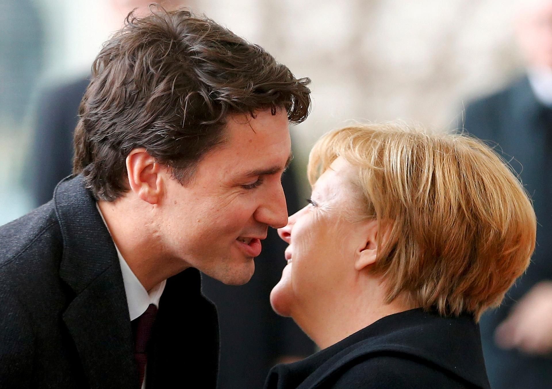 Küsschen links, Küsschen rechts: Angela Merkel begrüßt Justin Trudeau in Berlin.