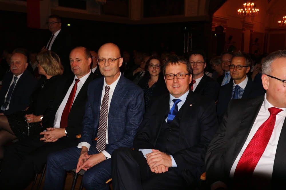 Gäste, unter ihnen Halles Oberbürgermeister Bernd Wiegand und sein Merseburger Amtskollege Jens Bühligen