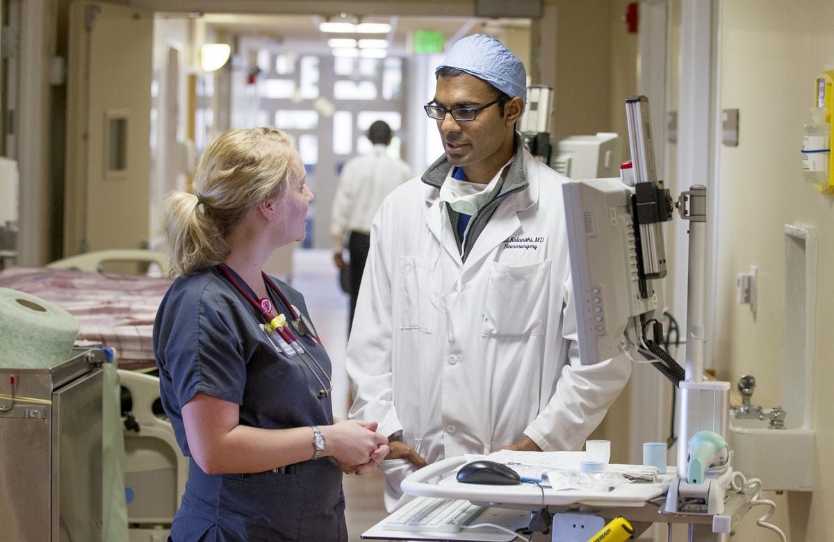 Paul Kalanithi war Neurochirurg und Autor. Im Jahr 2015 verstarb er mit gerade einmal 37 Jahren an Krebs. Vorher schrieb er seine ganz persönliche Geschichte auf.