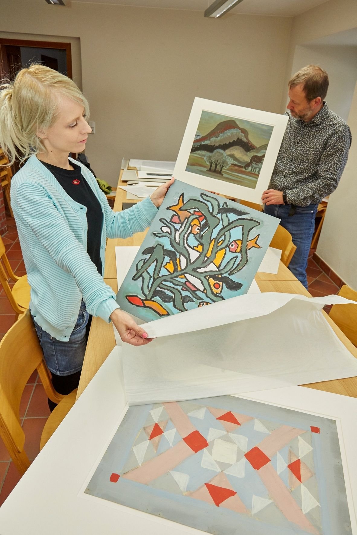 Die Kunsthistorikerin Christin Müller-Wenzel und der Museumsdirektor Roland Wiermann sichten die Arbeiten des Bernburger Künstlers Heinz Steffens. Dessen Nachlass umfasst mehr als 1 000 Werke.