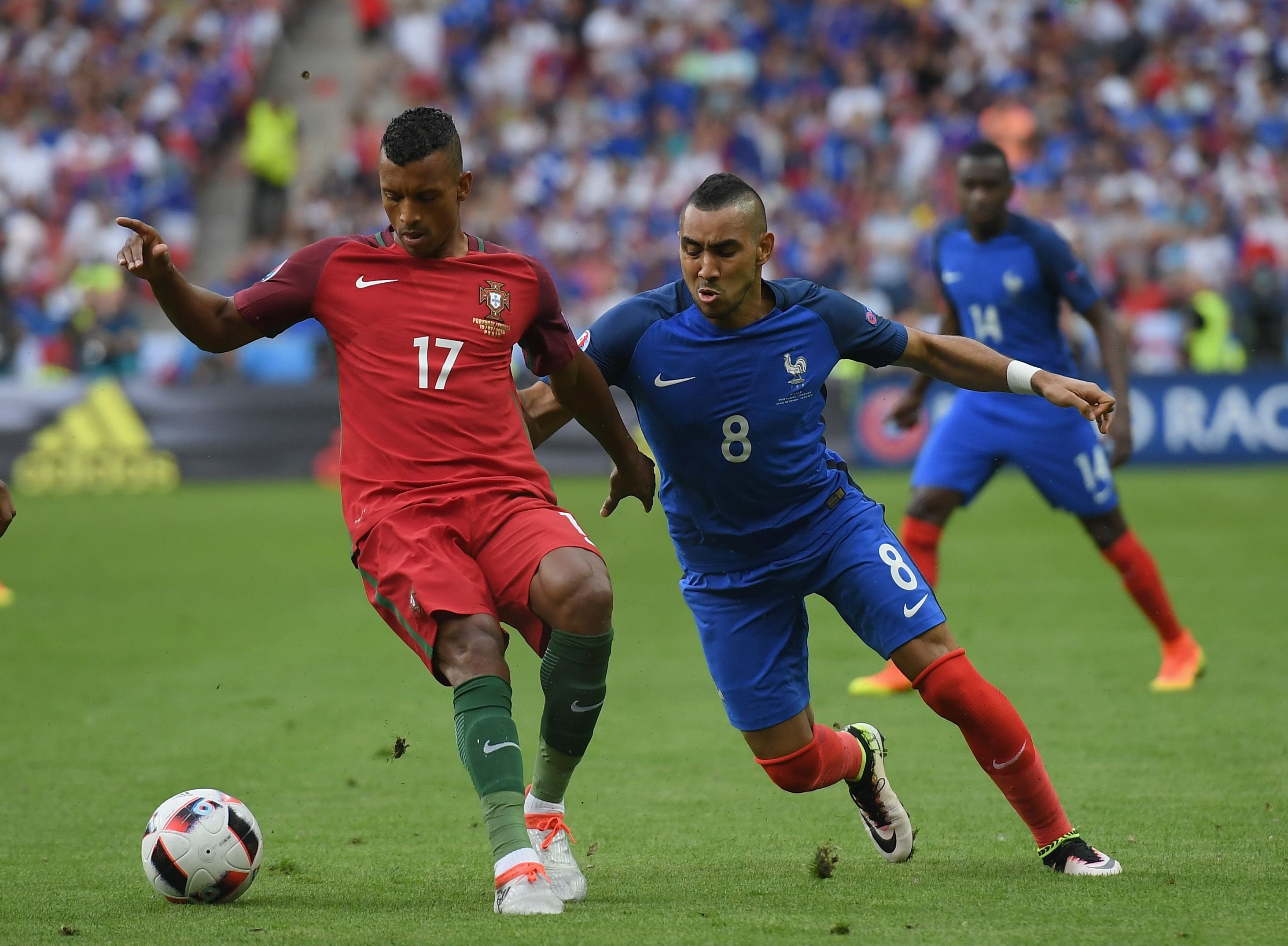 Portugals Nani (l.) im Duell mit Frankreichs Dimitri Payet (r.)