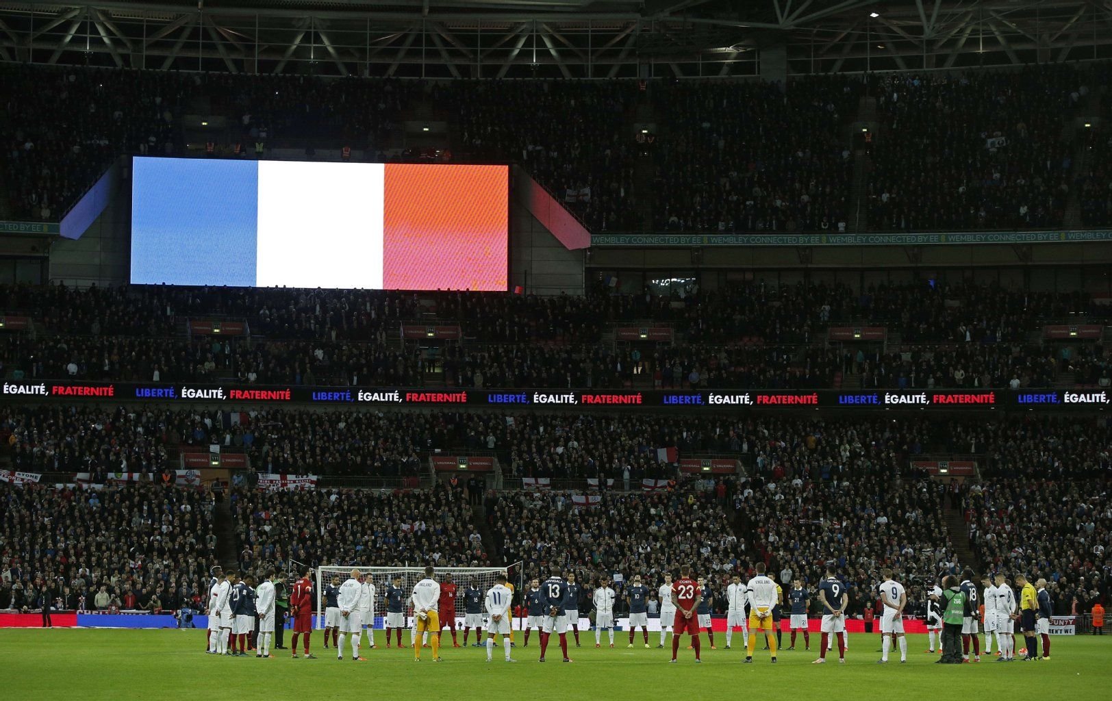Die Spieler der britischen und der französischen Mannschaft gedenken zu Beginn des Länderspiels der Opfer von Paris mit einer Schweigeminute.