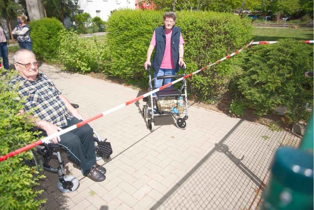 Werner Grosser und Annemarie Keilholz vor dem Absperrband im Garten des Awo-Seniorenzentrums in Quedlinburg.