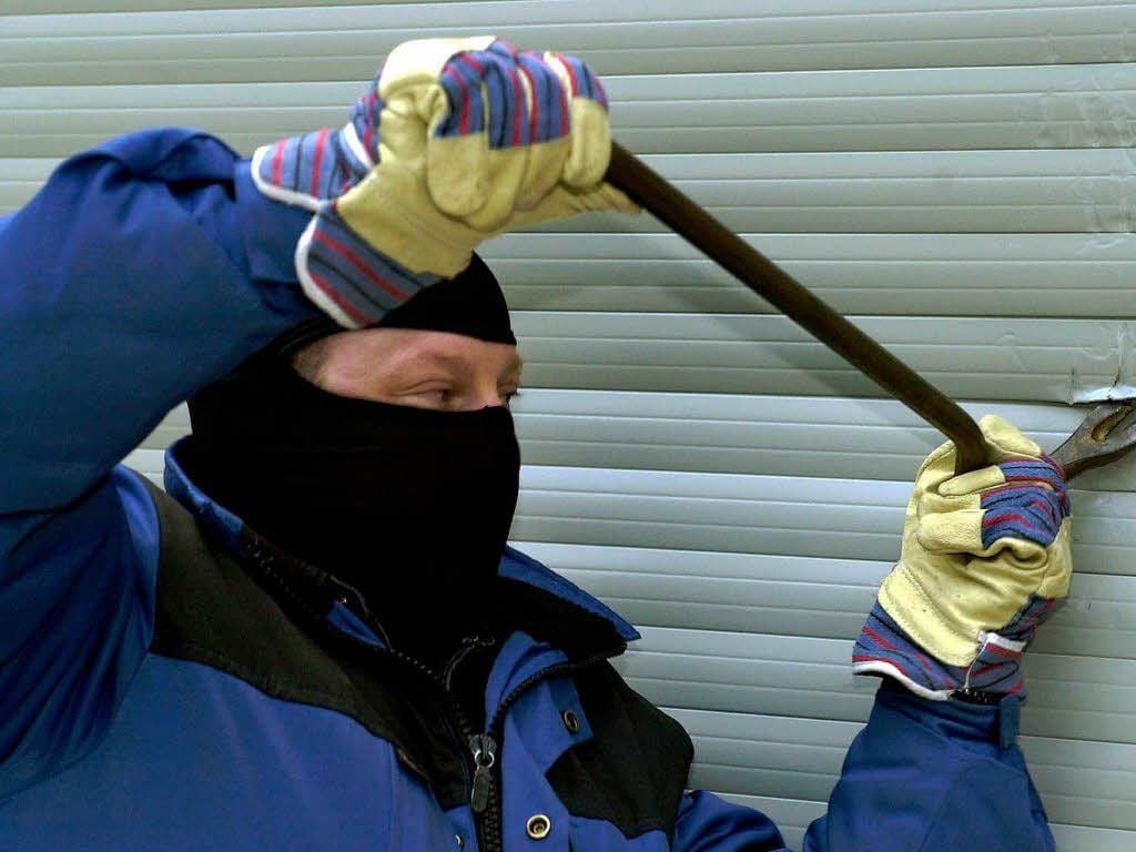 Die Polizei rät davon ab, Einbrecher auf eigene Faust zu schnappen. Besser sei es, sich Fluchtrichtung und äußerliche Merkmale des Verdächtigen zu merken.