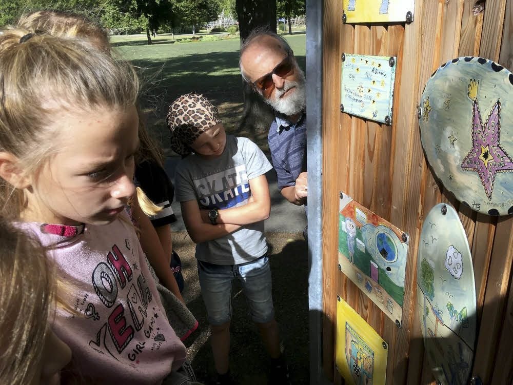Auf der Herrenbreite in Aschersleben schauen sich die Schüler und Udo Stephan Schülerarbeiten zu Adam Olearius an.