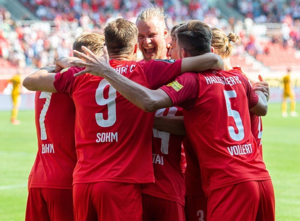 Gute Laune bei den Spielern des HFC. Die Mannschaft kann auch in dieser Saison überzeugen und steht auf dem zweiten Tabellenplatz.