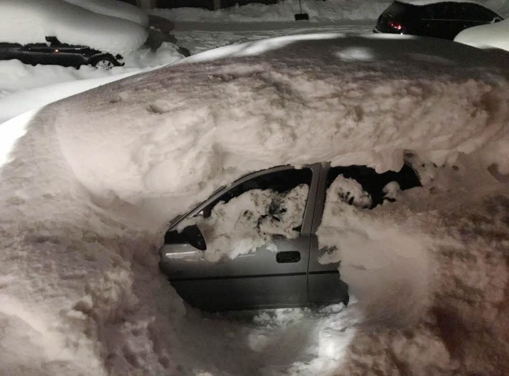 Das Auto ist unter der dicken Schneedecke kaum zu erkennen.