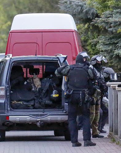 Das Sondereinsatzkommando vor der Hausdurchsuchung