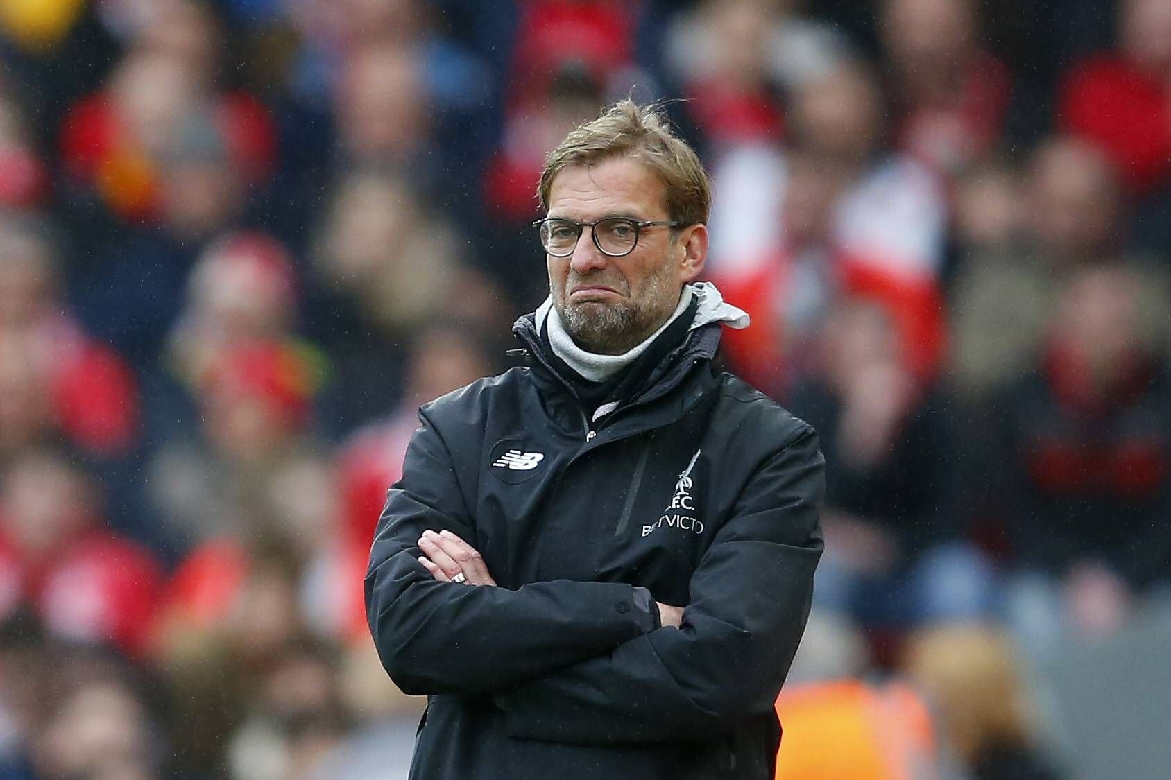 Jürgen Klopp steht am Spielfeldrand an der Anfield Road gegen Burnley.