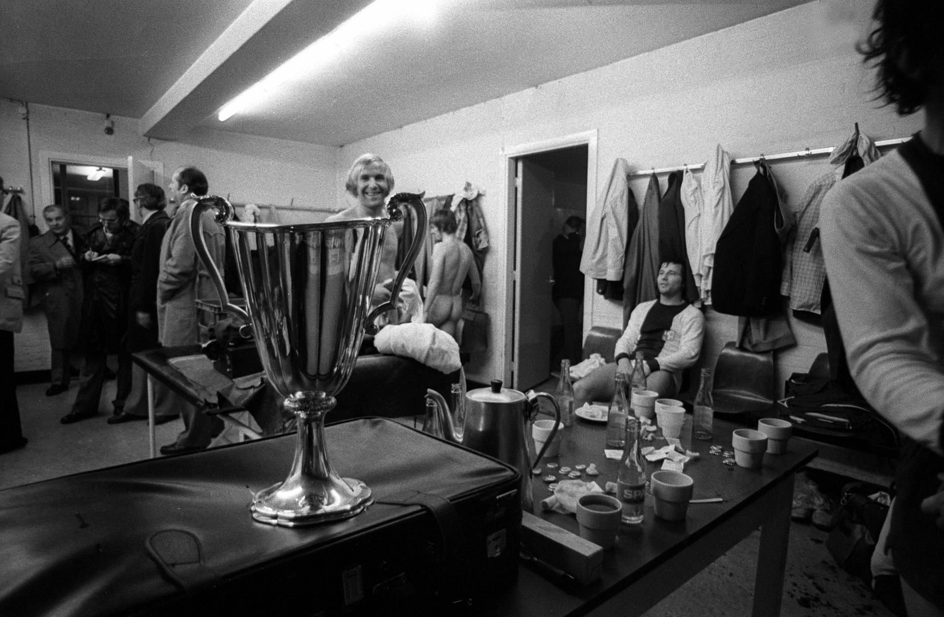 FCM-Profi Jörn Ohm 1974 hinter dem Europapokal in der Mannschaftskabine.