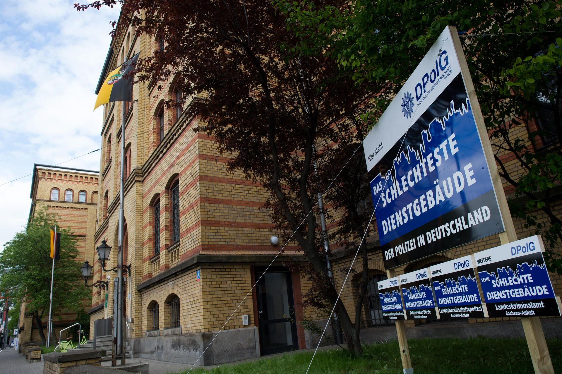 Ein Schild «Das schlechteste Dienstgebäude der Polizei in Deutschland» steht am in Magdeburg vor der Polizeidirektion.