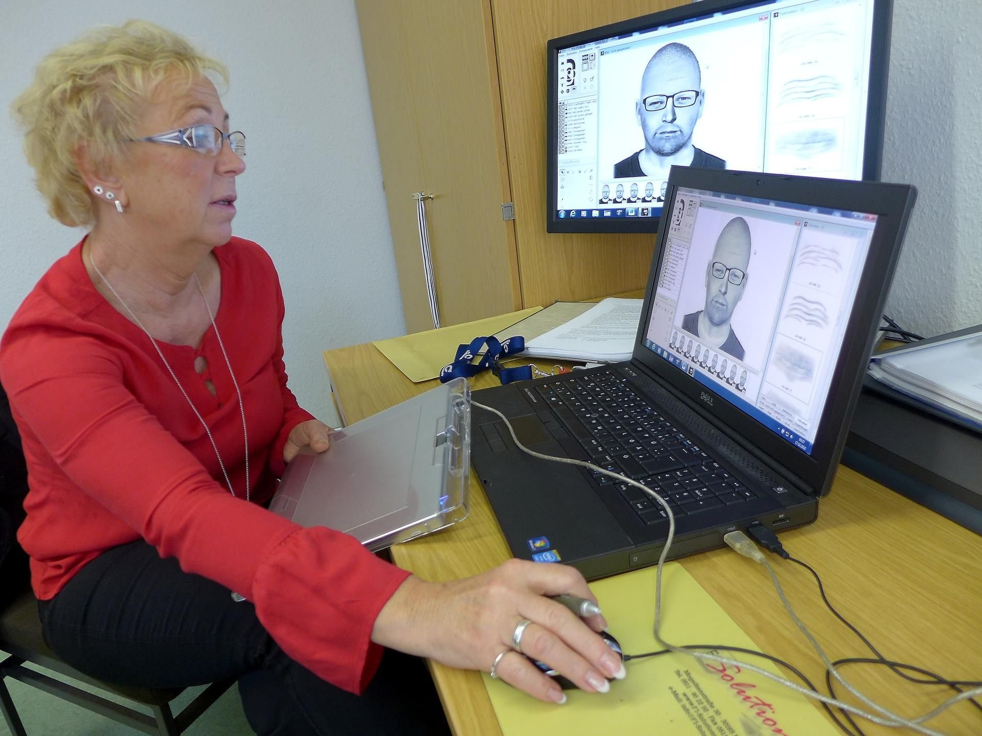 Sylvia Krause arbeitet am Laptop. Den kann sie auch mitnehmen, wenn Opfer oder Zeugen nicht in der Lage sind, aufs Revier zu kommen.