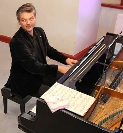 Piotr Oczkowski bei einem Konzert im Eisleber Rathaus.