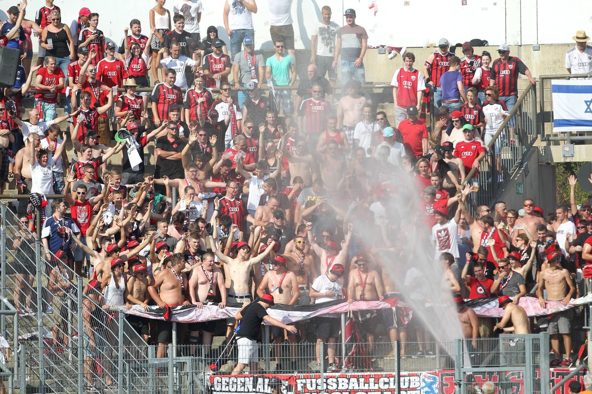 Abkühlung für die Fans im Block, hier 2016 beim FC Ingolstadt.
