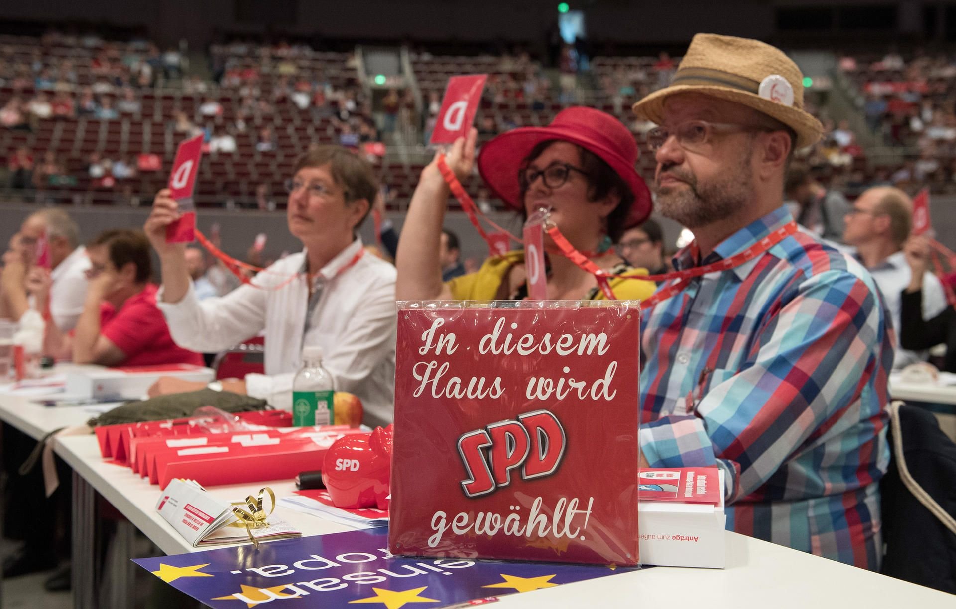 Delegierte stimmen in Dortmund beim SPD-Sonderparteitag über das Wahlprogramm für die Bundestagswahl ab.