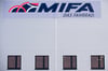 „Mifa“ und Das Fahrrad" steht in Sangerhausen auf zwei Plakaten an der Fassade des Werkes des Fahradherstellers Mifa.