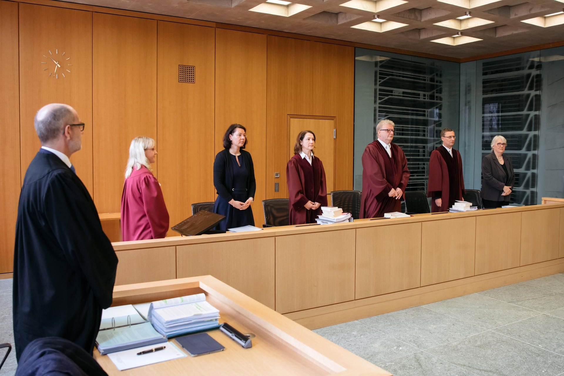 Ulrich Koch (3.v.r), Vorsitzender Richter am Bundesarbeitsgericht, eröffnet die Verhandlung zum Sonderstatus der katholischen Kirche als Arbeitgeber in Deutschland.