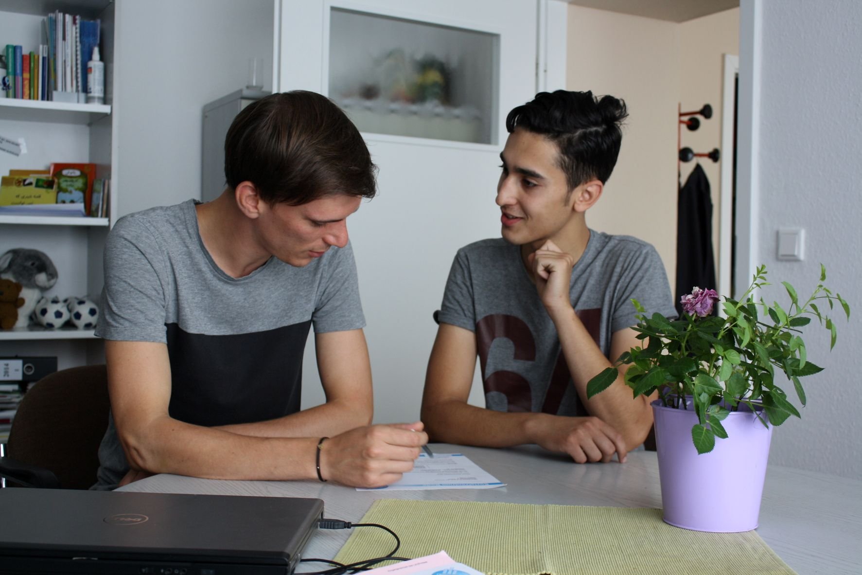 Migrationshelfer Stefan Blasek (l.) unterstützt Mohamed Omar Haj Oubaid (r.).