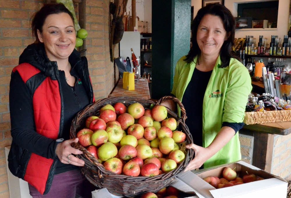 Die Apfelernte auf dem Obsthof Zwicker ist in diesem Jahr gut gelaufen. Verkäuferin Petra Günther (links) und Chefin Sylke Zwicker präsentieren einen Korb der Sorte „Topaz“.