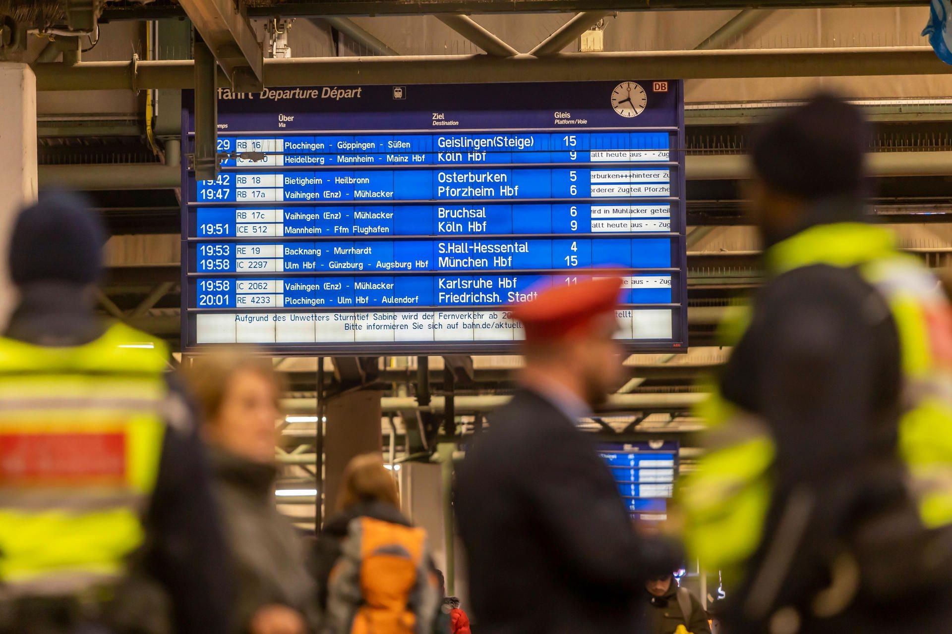 Orkantief Sabine legt den Bahnverkehr still. Die Deutsche Bahn stoppte am Sonntagabend den Fernverkehr im ganzen Land bis mindestens Montag 10 Uhr.