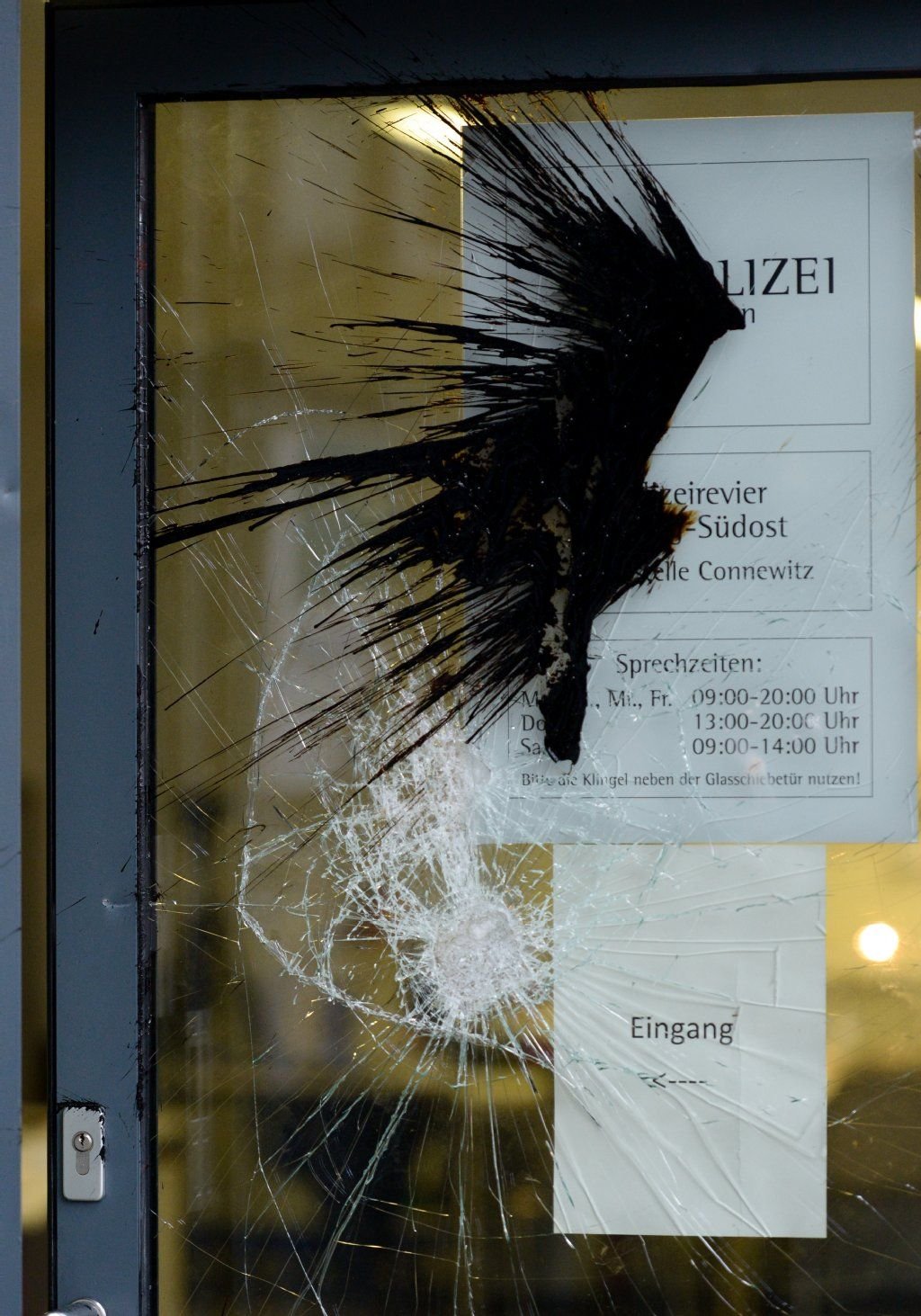 Die beschädigte Außenstelle der Polizei.
