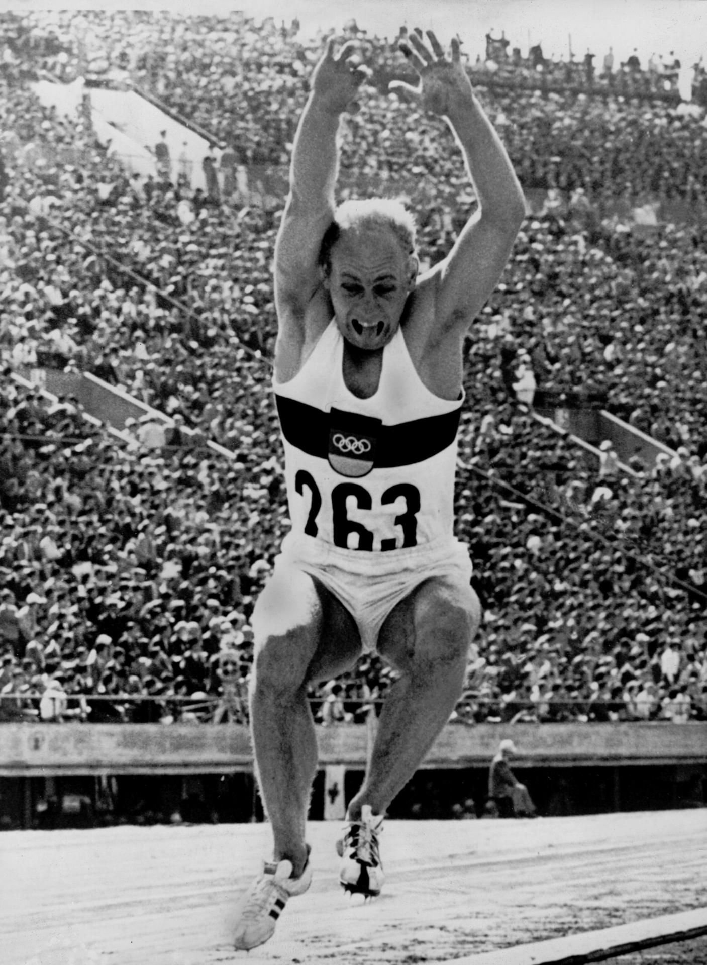 Willi Holdorf beim Weitsprung bei den Olympischen Spielen von Tokio 1964.