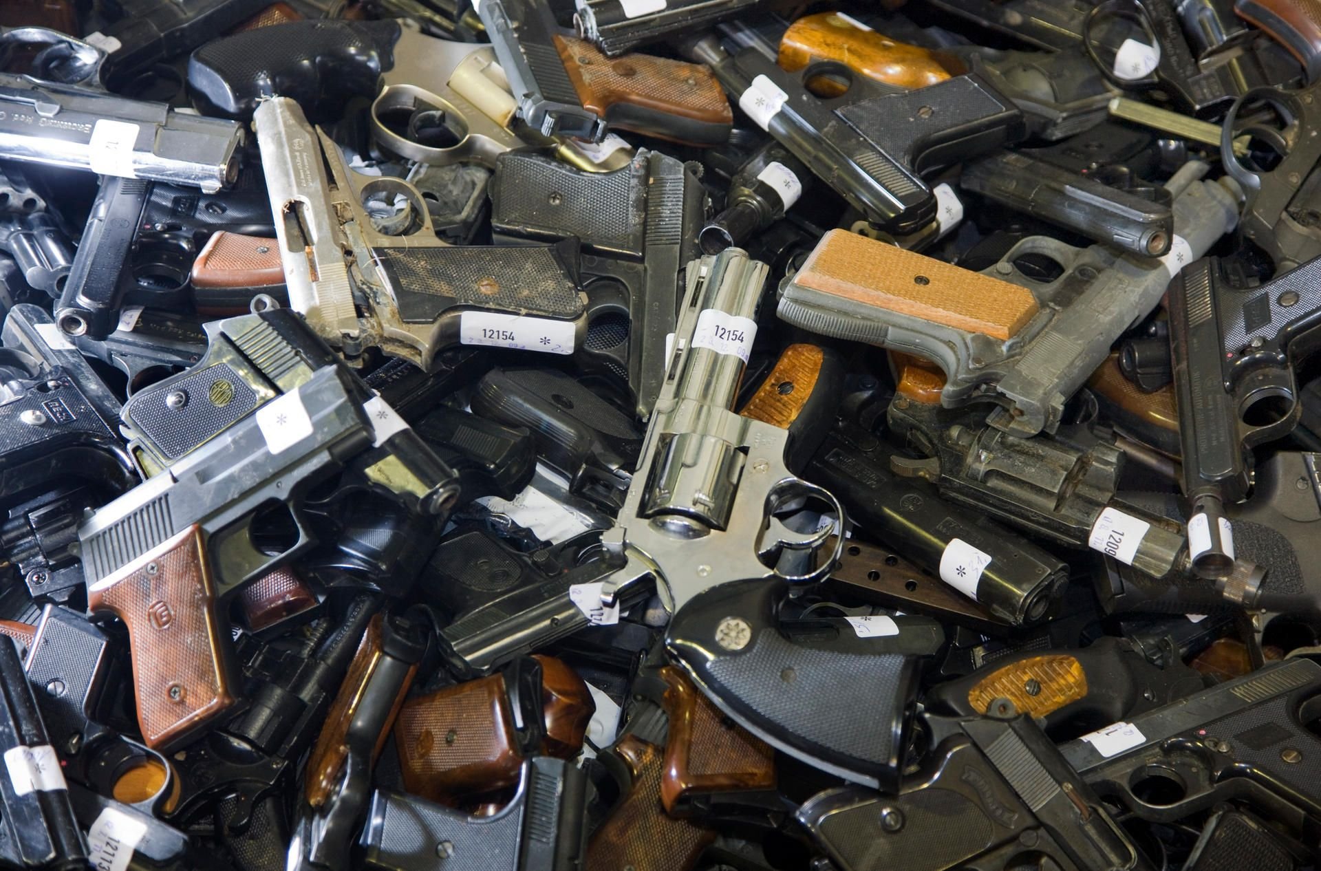Schreckschusswaffen auf einem Haufen.