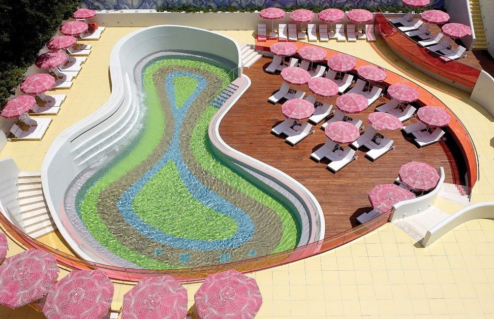 Ausgeklügeltes Design vom Zimmer bis zum Pool.