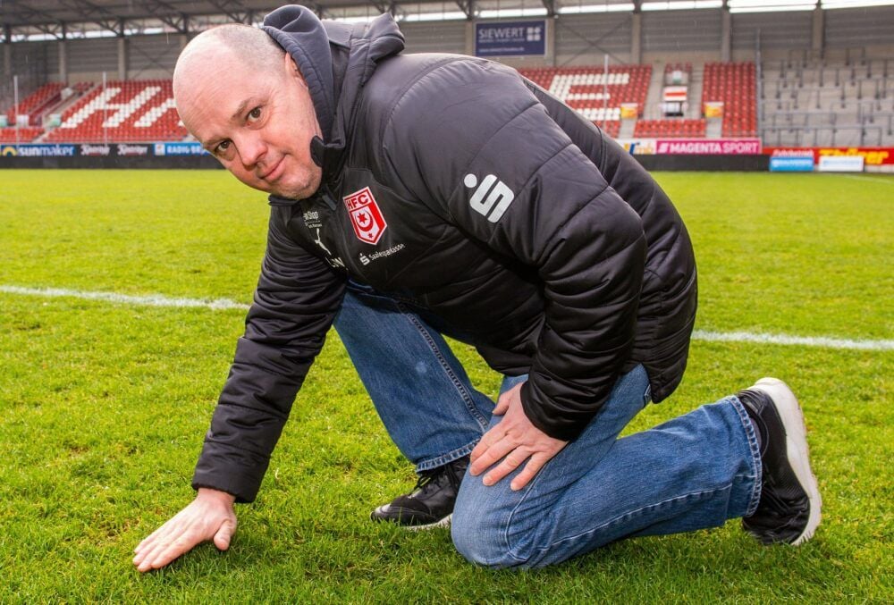 René Illgner prüft die Rasendichte. Für ihn und sein kleines Team werden die kommenden zehn Tage besonders stressig.