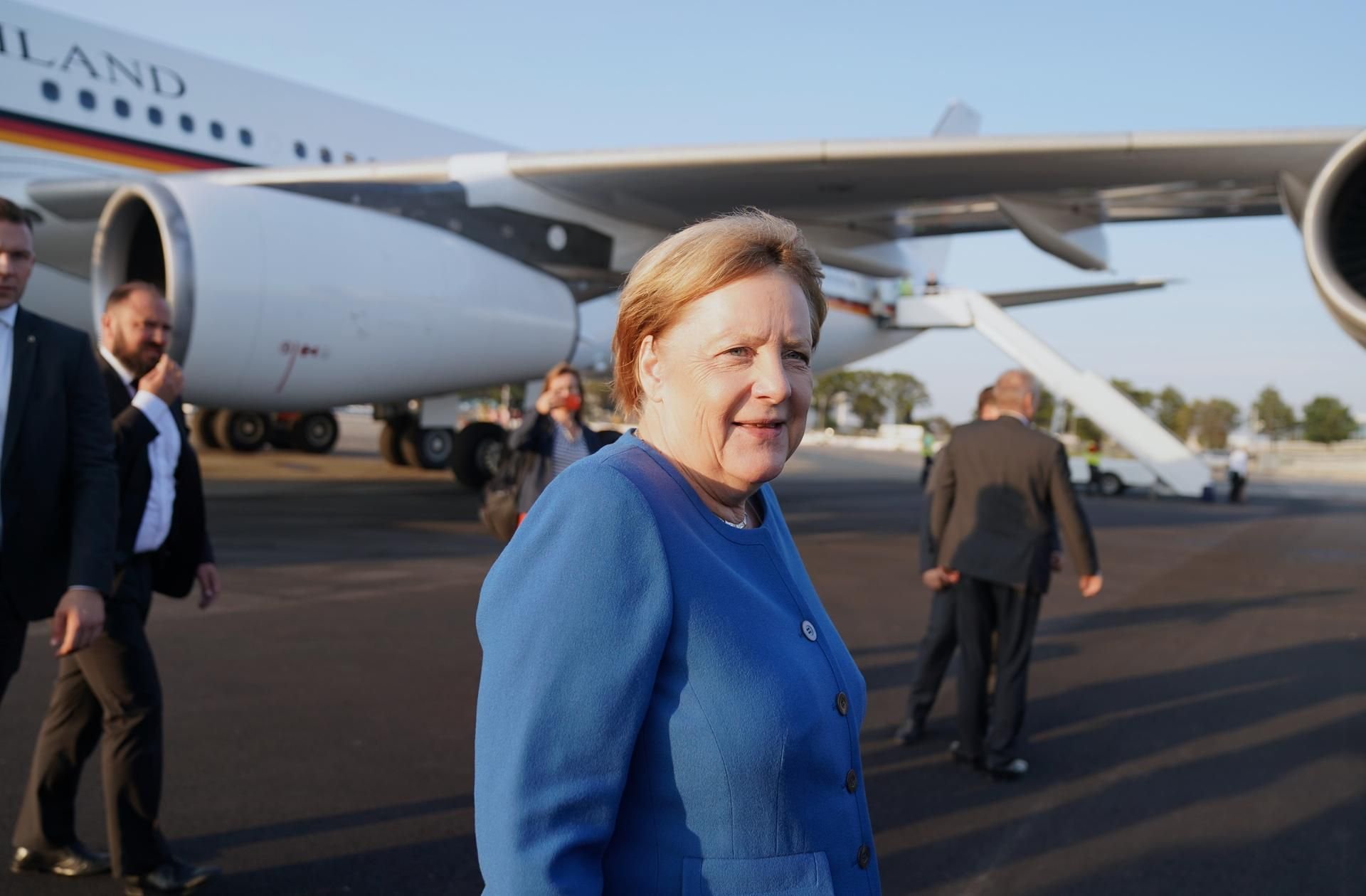 Bundeskanzlerin Angela Merkel steigt aus einem Flieger der Luftwaffe aus.