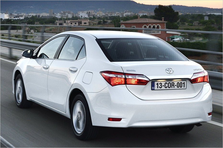 Der Toyota Corolla ist ein paar Zentimeter kürzer, einige PS schwächer, aber etwas günstiger als der Wettbewerber Jetta von VW.